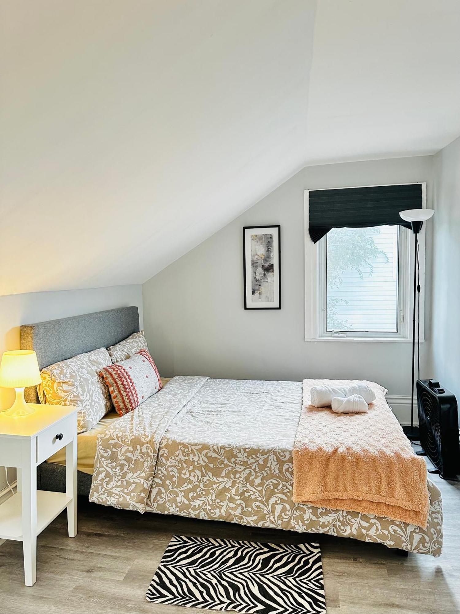 Cozy 2Br House Near Centre With Patio, Bbq, Backyard, And Netflix Apartment Peterborough Exterior photo