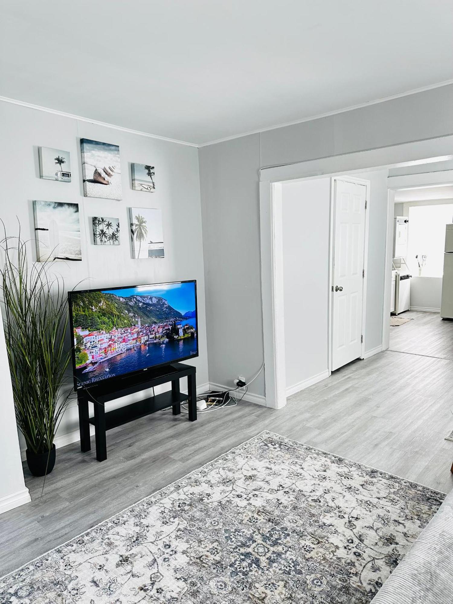 Cozy 2Br House Near Centre With Patio, Bbq, Backyard, And Netflix Apartment Peterborough Exterior photo