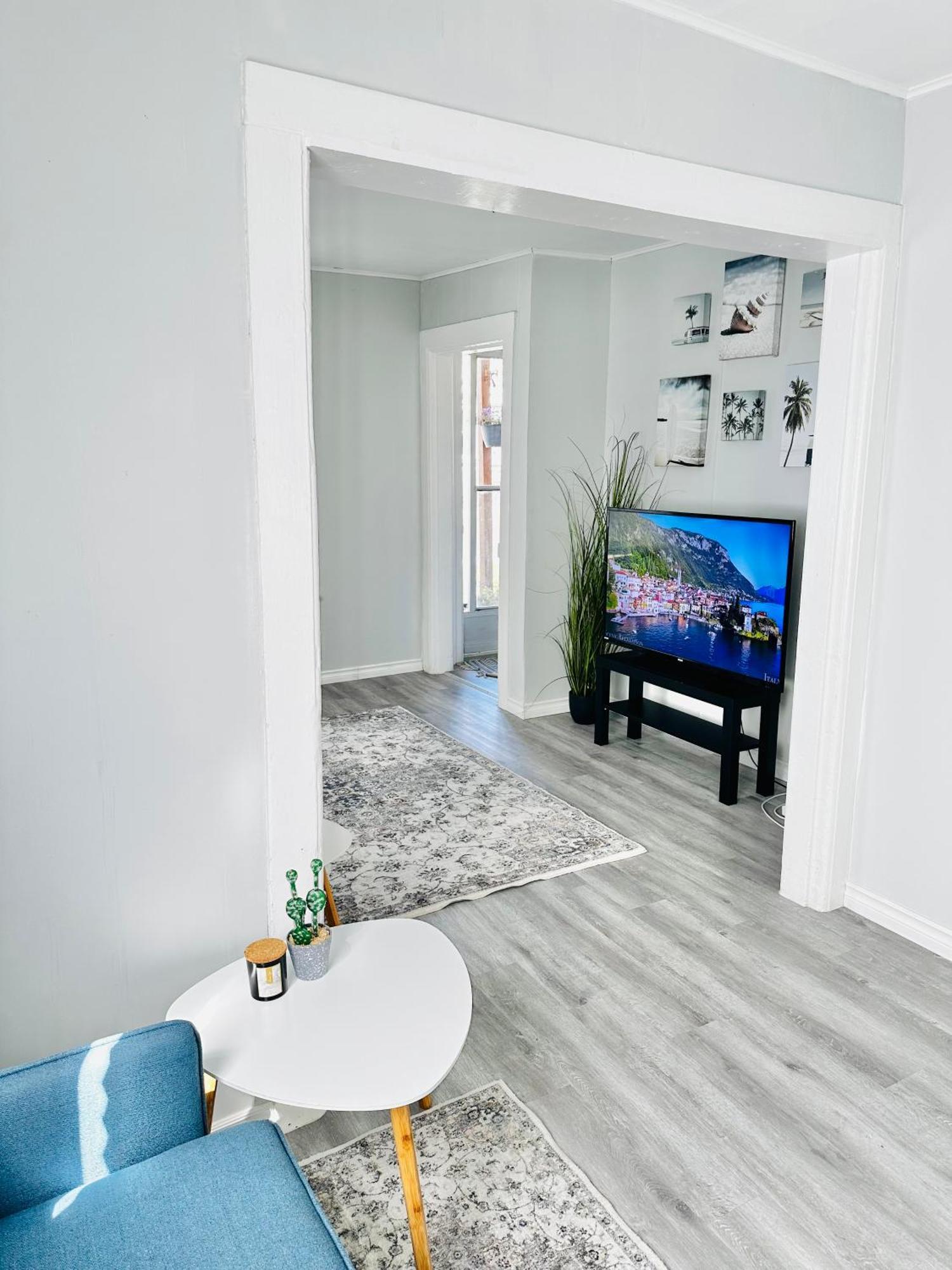 Cozy 2Br House Near Centre With Patio, Bbq, Backyard, And Netflix Apartment Peterborough Exterior photo