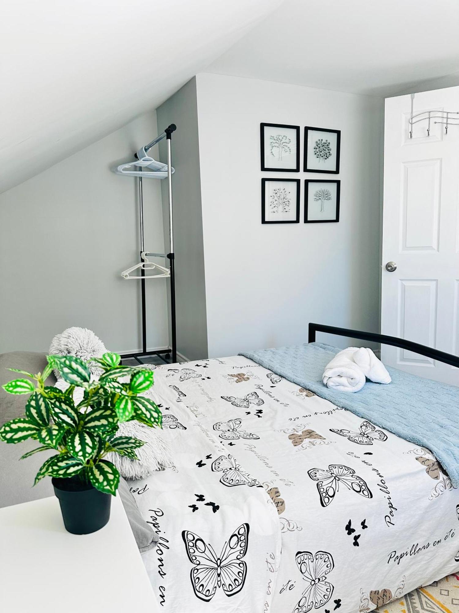 Cozy 2Br House Near Centre With Patio, Bbq, Backyard, And Netflix Apartment Peterborough Exterior photo