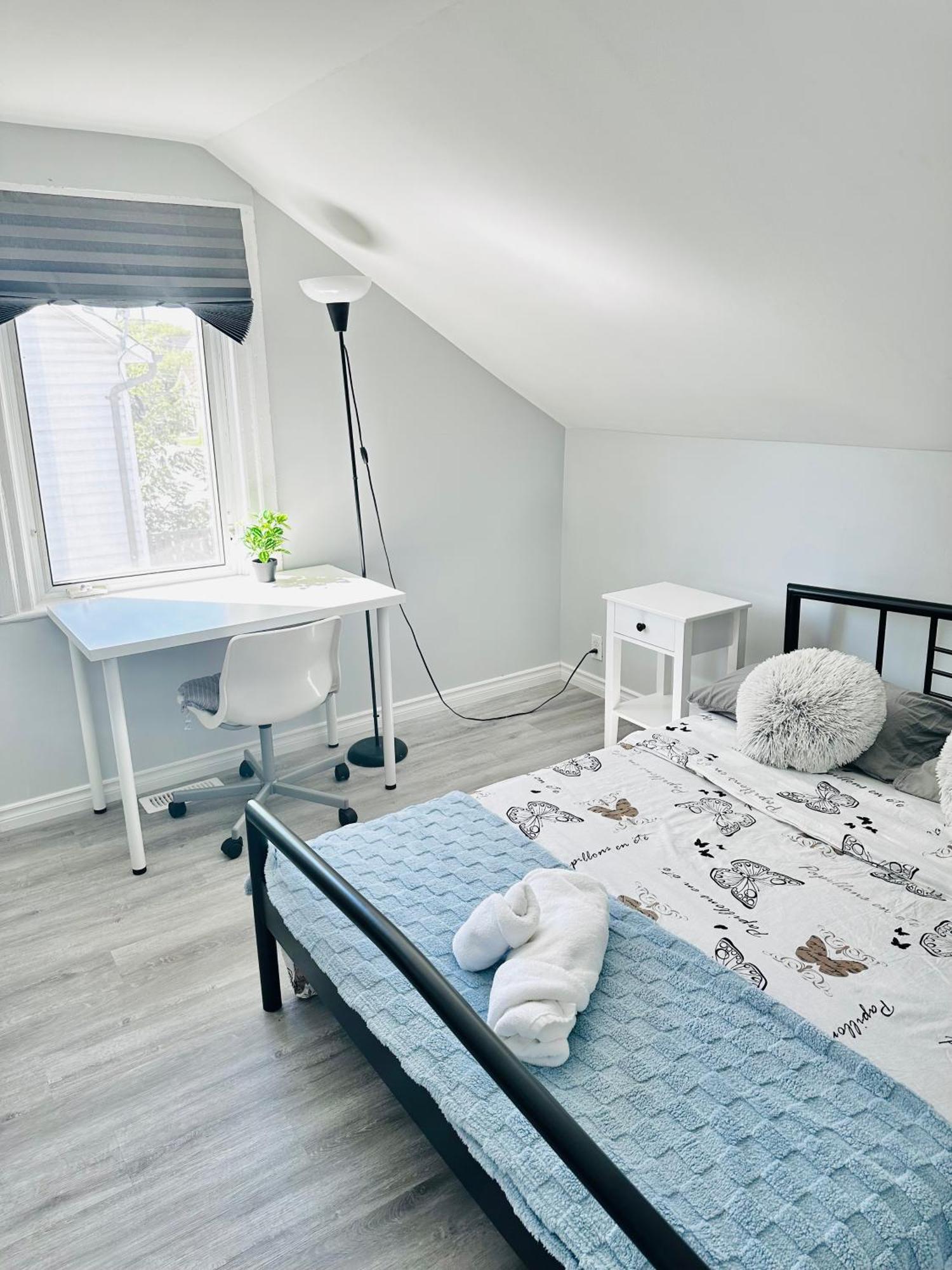 Cozy 2Br House Near Centre With Patio, Bbq, Backyard, And Netflix Apartment Peterborough Exterior photo